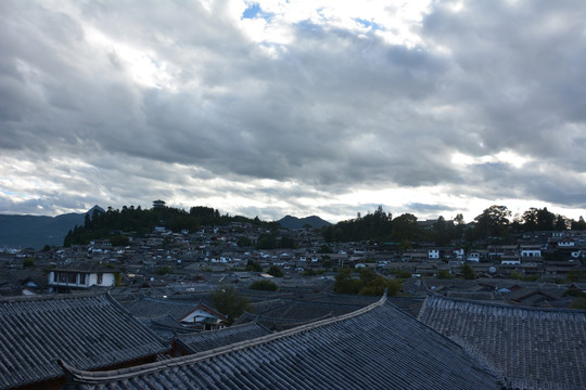 积云 远山 古镇 屋顶 蓝天