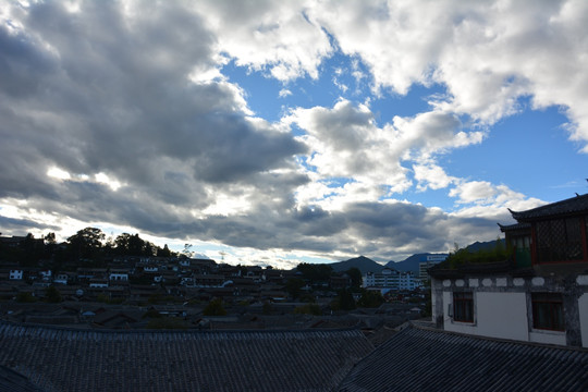 积云 远山 古镇 屋顶 蓝天