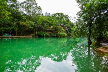 湖水倒影