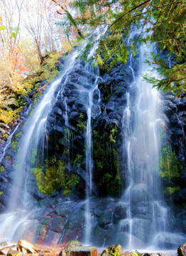 山间飞瀑