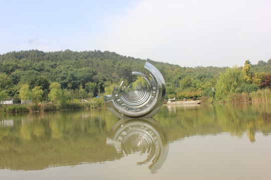芜湖雕塑公园之池塘中的水滴