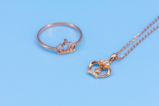 钻石皇冠项链和戒指