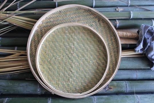 用竹子手工编织的圆形簸箕特写照