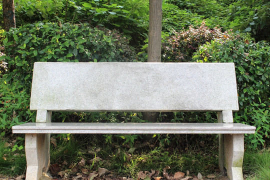 公园树荫下的大理石休息凳子高清
