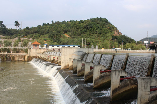 郴州王仙湖水坝瀑布流水高清图片