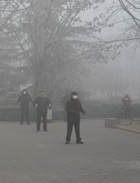 雾霾晨练的市民