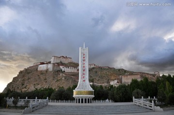 江孜宗山英雄纪念碑