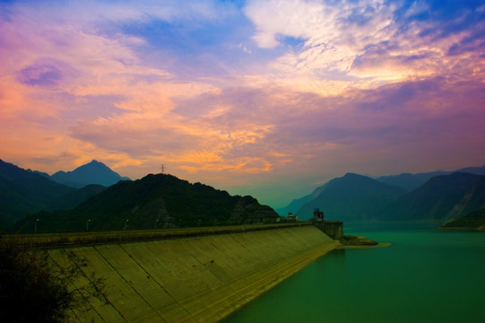 夕阳下美丽的都江堰紫坪铺水库