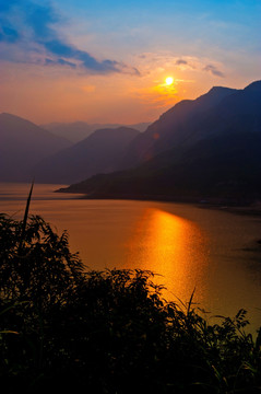 夕阳下美丽的都江堰紫坪铺水库