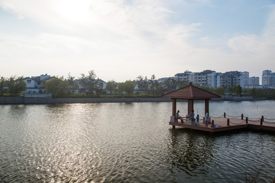 夕阳时刻的滨海建筑