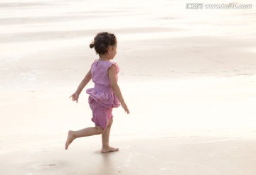 沙滩上的小女孩侧影