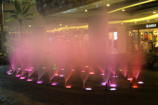 室内红色雾状喷泉