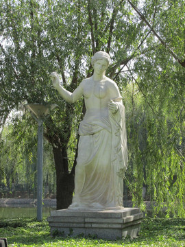 女雕像