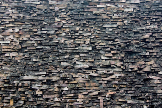 石块层层堆砌起来的砖墙建筑特写
