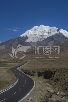 路与雪山