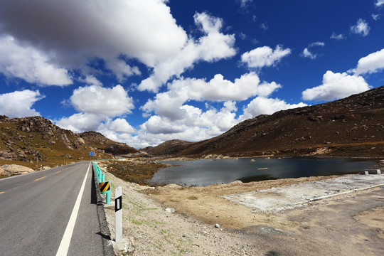 稻城高原公路风光