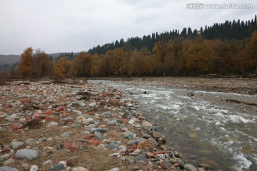 山涧石滩