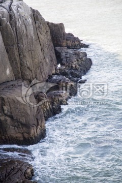 海浪拍打礁石