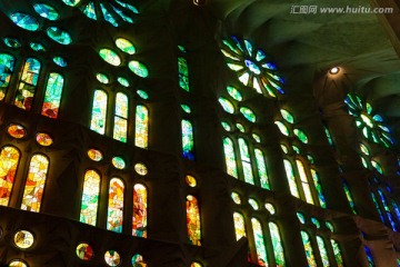 巴塞罗那圣家堂彩绘玻璃窗