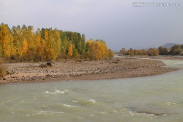 河边秋色