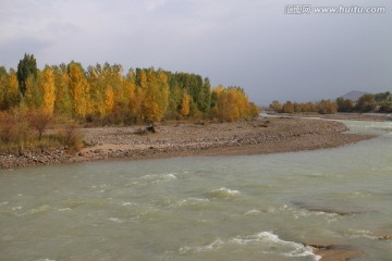 河边秋色