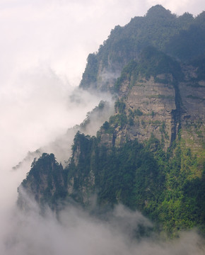 山峰云雾