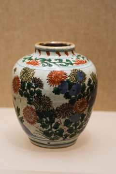 彩绘菊花陶瓷瓶