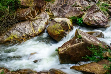 山涧溪流岩石