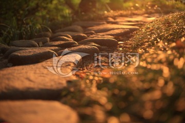 夕阳下的石子路