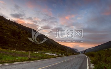 美丽山区朝霞道路