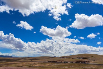 西藏那曲草原蓝天白云