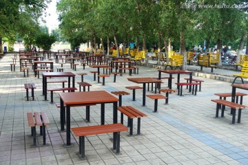 广场上娱乐用的桌椅