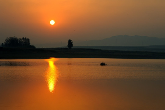 水里的夕阳