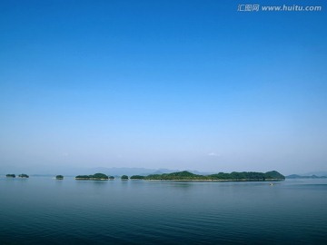 淳安千岛湖碧水蓝天岛屿全景