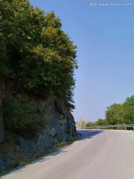 悬崖边的公路