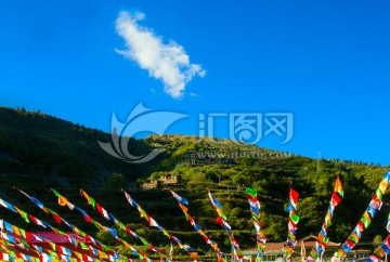 藏居经幡大山图片