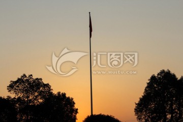 黄昏下的国旗