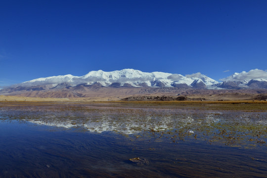 雪山倒影