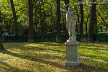 欧洲园林男子裸体雕塑