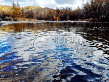 秋季河流水面