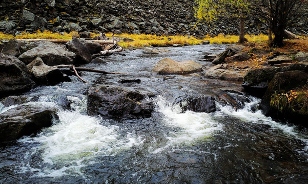 秋季的河流