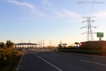 电塔 高压线 高速公路