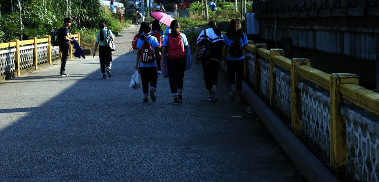 学生 放学路上