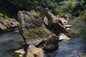 溪流石头间