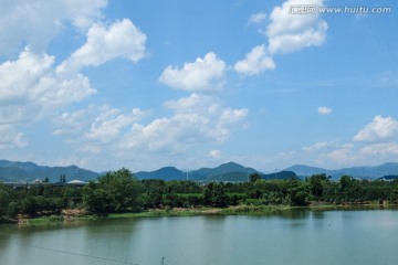 蓝天下的湖水