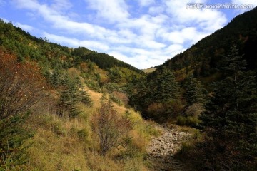 秋天山谷中干涸的河道