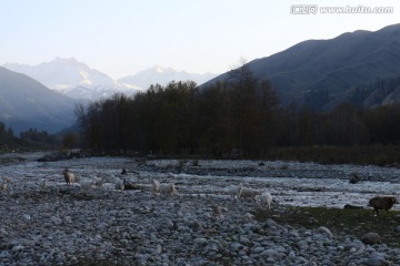 山沟暮色