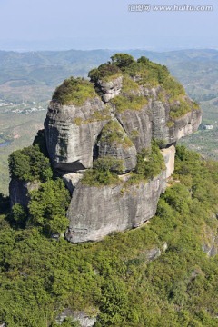 悬崖峭壁 霍山砻衣石