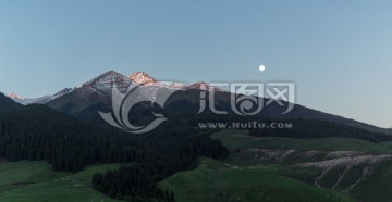 月亮雪山草原接片全景