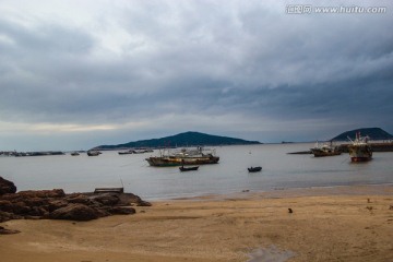 沙滩渔港远山天空